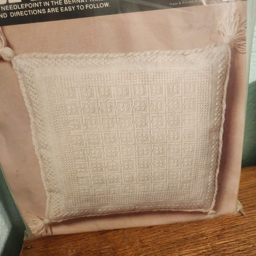 VTG BERNAT BARGELLO T05037 CUT‎ GLASS IVORY TAPESTRY NEEDLEPOINT PILLOW KIT 15" - Picture 2 of 11